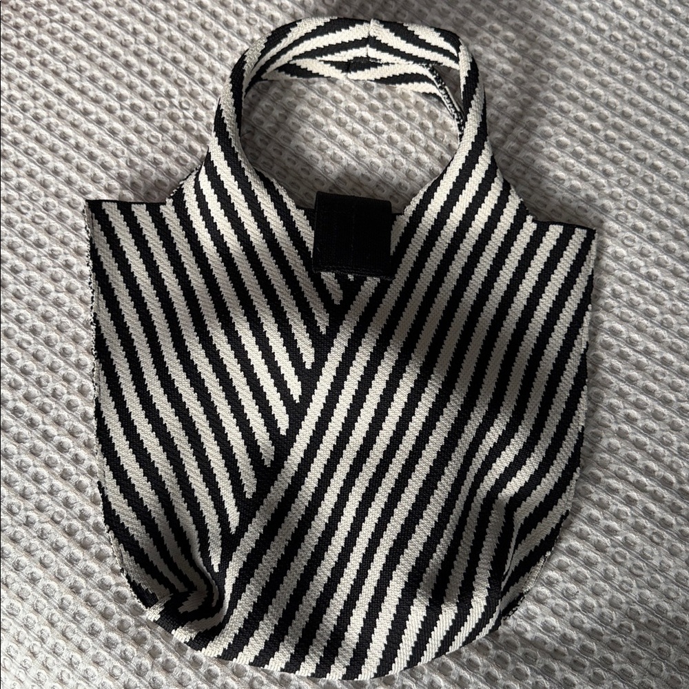 Very cute black and white handbag. - Picture 2 of 4